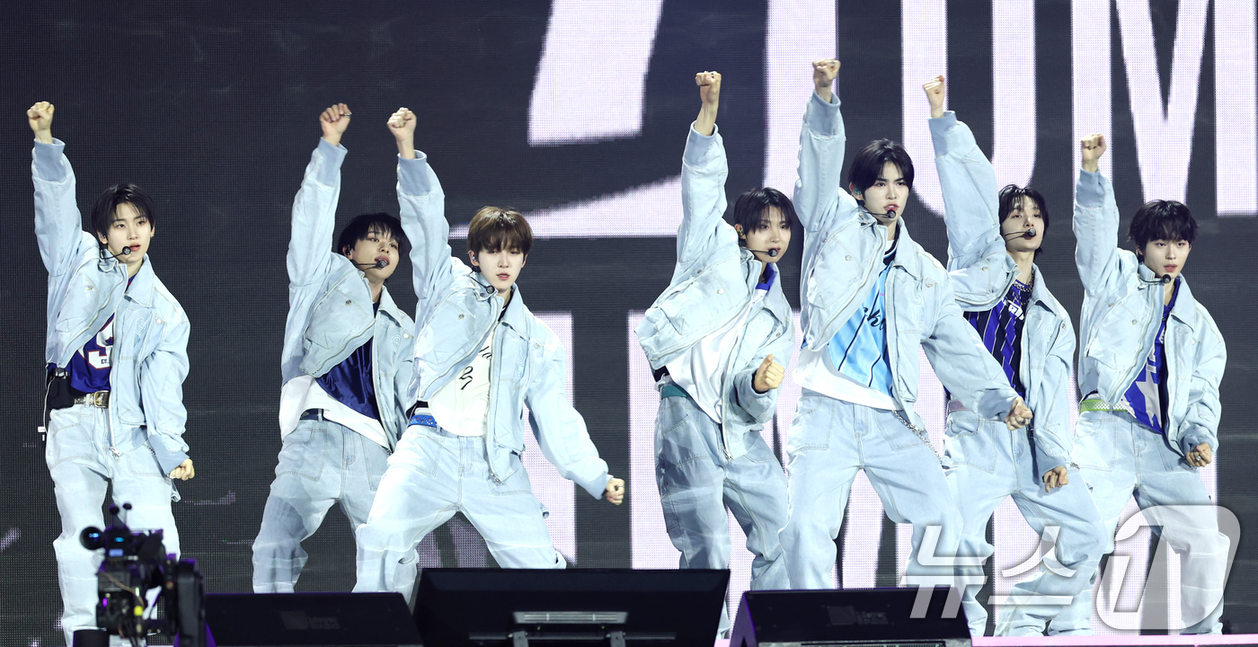 (서울=뉴스1) 권현진 기자 = 킥플립이 30일 서울 마포구 상암 월드컵경기장에서 열린 ‘서울스프링페스타 WONDER SHOW’에 출연해 화려한 무대를 선보이고 있다. 2025.4 …