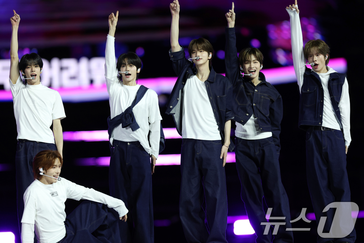 (서울=뉴스1) 권현진 기자 = 투어스가 30일 서울 마포구 상암 월드컵경기장에서 열린 ‘서울스프링페스타 WONDER SHOW’에 출연해 화려한 무대를 선보이고 있다. 2025.4 …