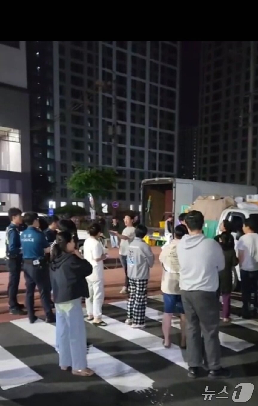 본문 이미지 - 30일 오후 광주 북구 한 아파트에서 통행 불편을 겪는 입주민들이 곤혹스러워 하고 있다.&#40;독자 제공. 재판매 및 DB 금지&#41;