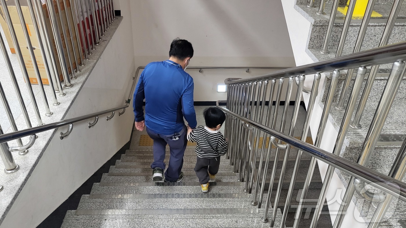 (대구=뉴스1) 이성덕 기자 = 30일 오후 9시30분 대구 북구 동변중에 마련된 대피소에서 아이가 \"집에 가고 싶다\"며 칭얼대고 있다. 지난 28일 오후 2시2분 함지산에서 …