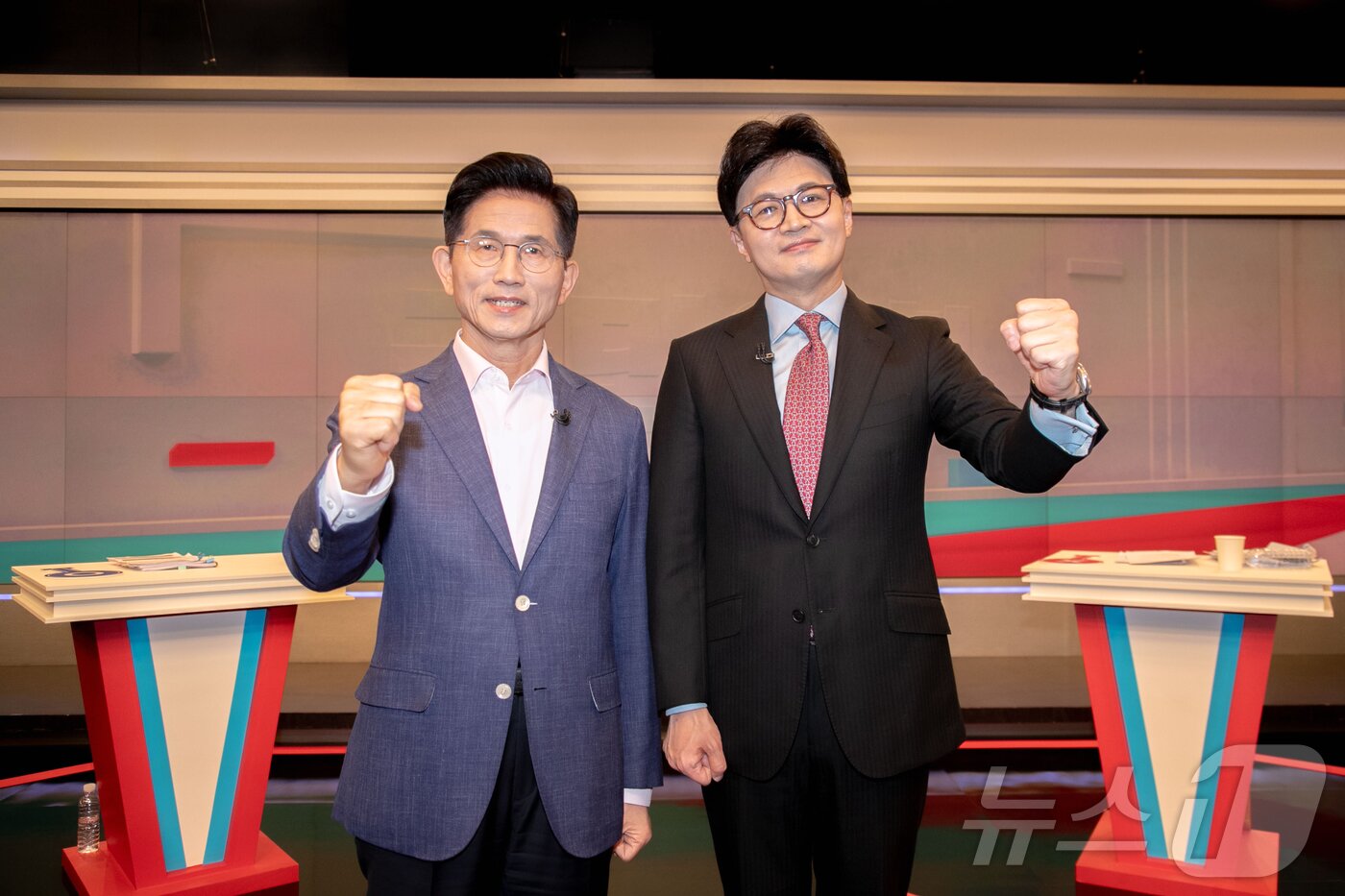 본문 이미지 - 국민의힘 김문수(왼쪽), 한동훈 대선 경선 후보가 30일 오후 서울 중구 TV조선에서 열린 제21대 대통령 후보자 결승 토론회에 앞서 기념촬영을 하고 있다. 2025.4.30/뉴스1 ⓒ News1 국회사진취재단