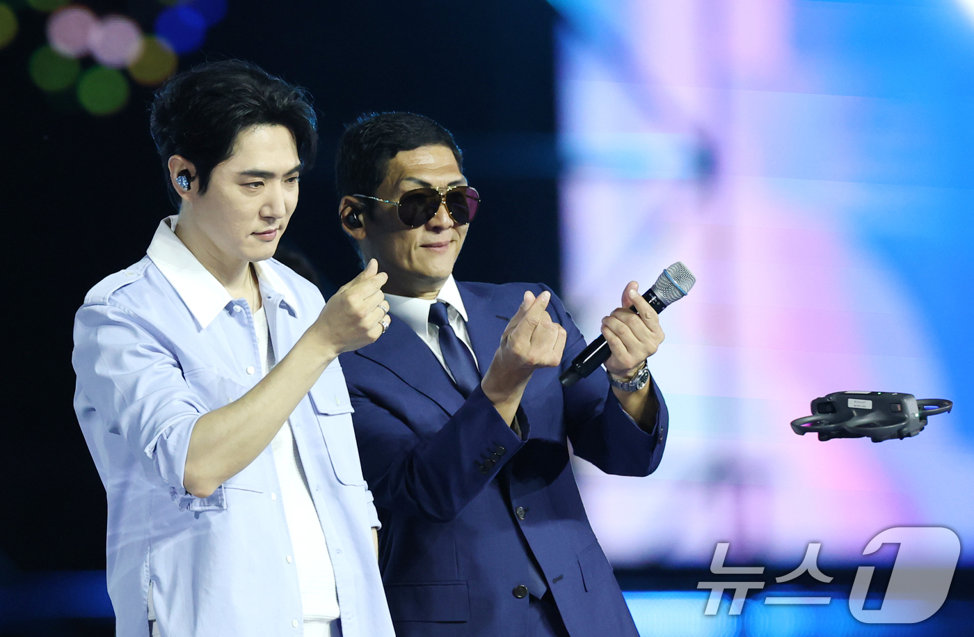(서울=뉴스1) 권현진 기자 = 지오디(god) 데니안과 박준형(오른쪽)이 30일 서울 마포구 상암 월드컵경기장에서 열린 ‘서울스프링페스타 WONDER SHOW’에 출연해 드론에 …