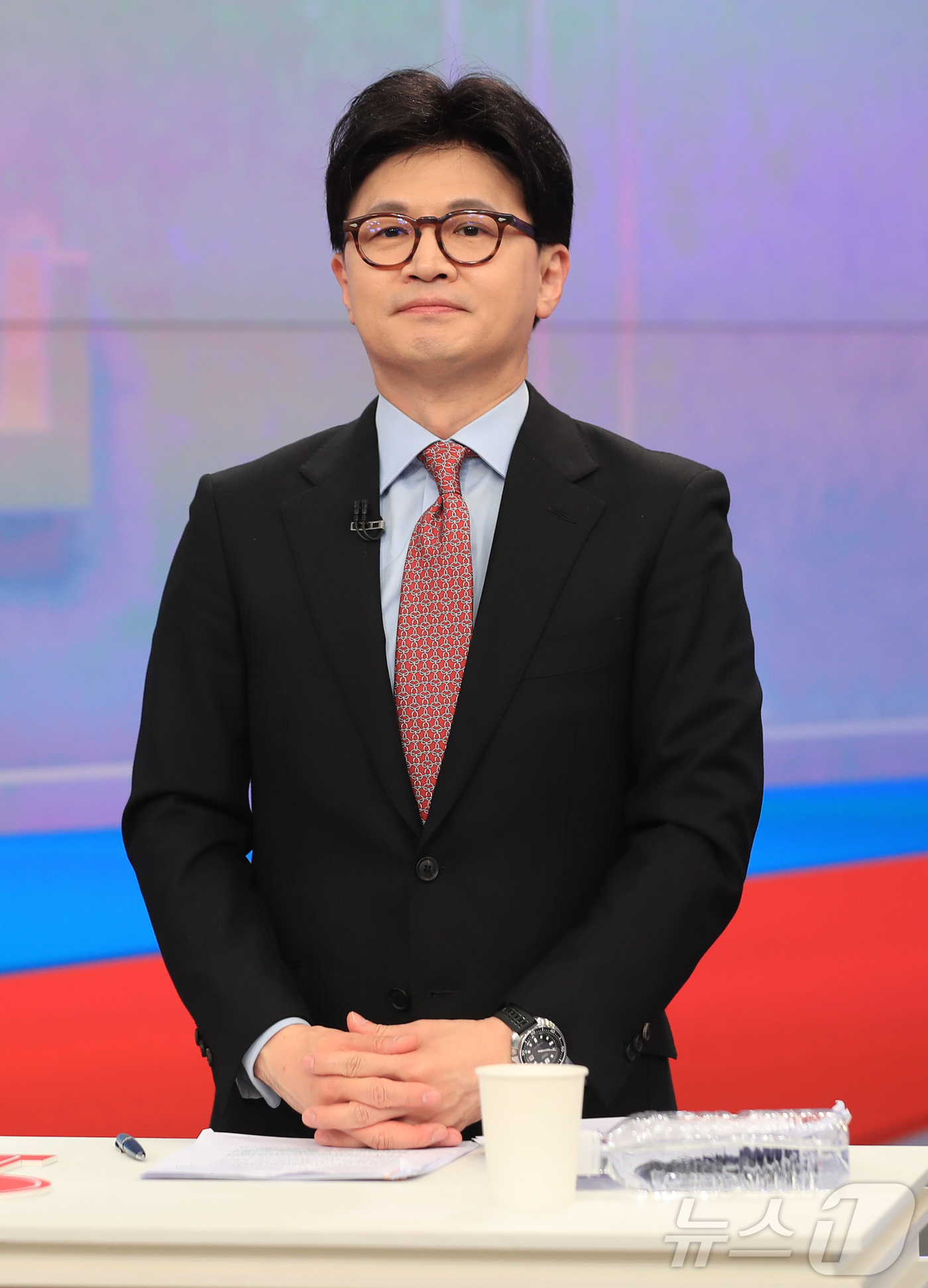 (서울=뉴스1) 국회사진취재단 = 한동훈 국민의힘 대선 경선 후보가 30일 오후 서울 중구 TV조선에서 열린 제21대 대통령 후보자 결승 토론회에 앞서 준비를 하고 있다. 2025 …