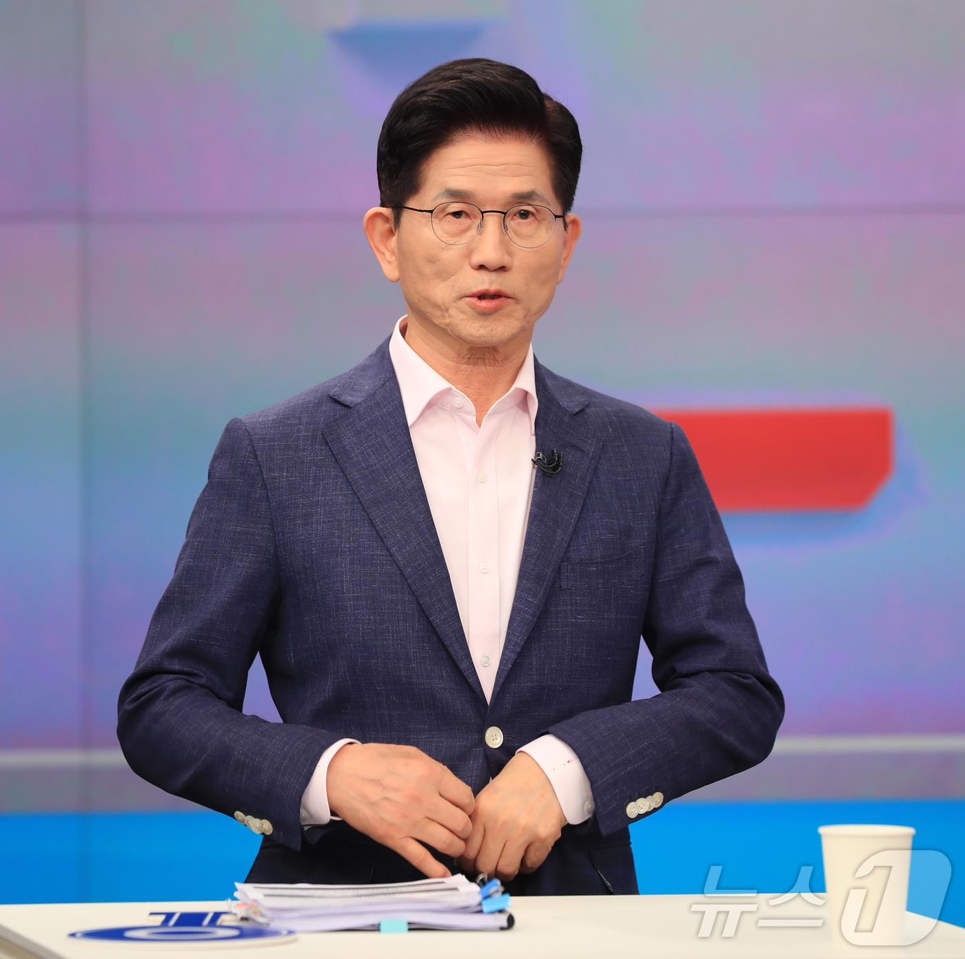 (서울=뉴스1) 국회사진취재단 = 김문수 국민의힘 대선 경선 후보가 30일 오후 서울 중구 TV조선에서 열린 제21대 대통령 후보자 결승 토론회에 앞서 준비를 하고 있다. 2025 …