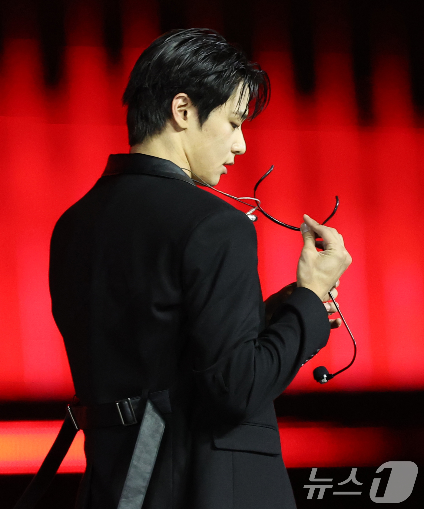 (서울=뉴스1) 권현진 기자 = 더보이즈 주연이 30일 서울 마포구 상암 월드컵경기장에서 열린 ‘서울스프링페스타 WONDER SHOW’에 출연해 무대를 선보이는 도중 마이크가 엉켜 …