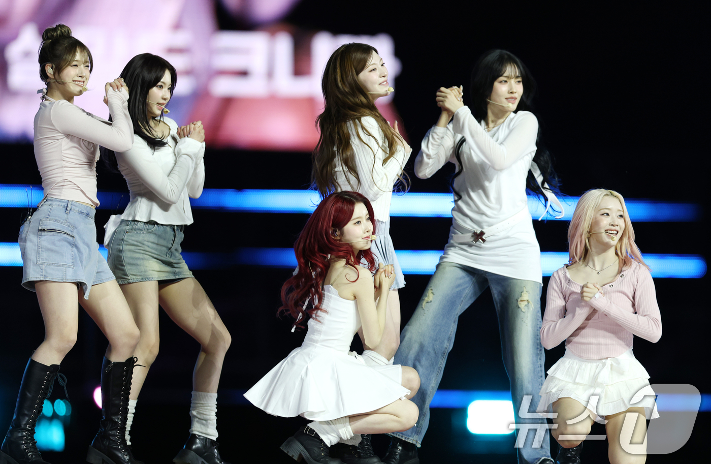 (서울=뉴스1) 권현진 기자 = 스테이씨가 30일 서울 마포구 상암 월드컵경기장에서 열린 ‘서울스프링페스타 WONDER SHOW’에 출연해 화려한 무대를 선보이고 있다. 2025. …
