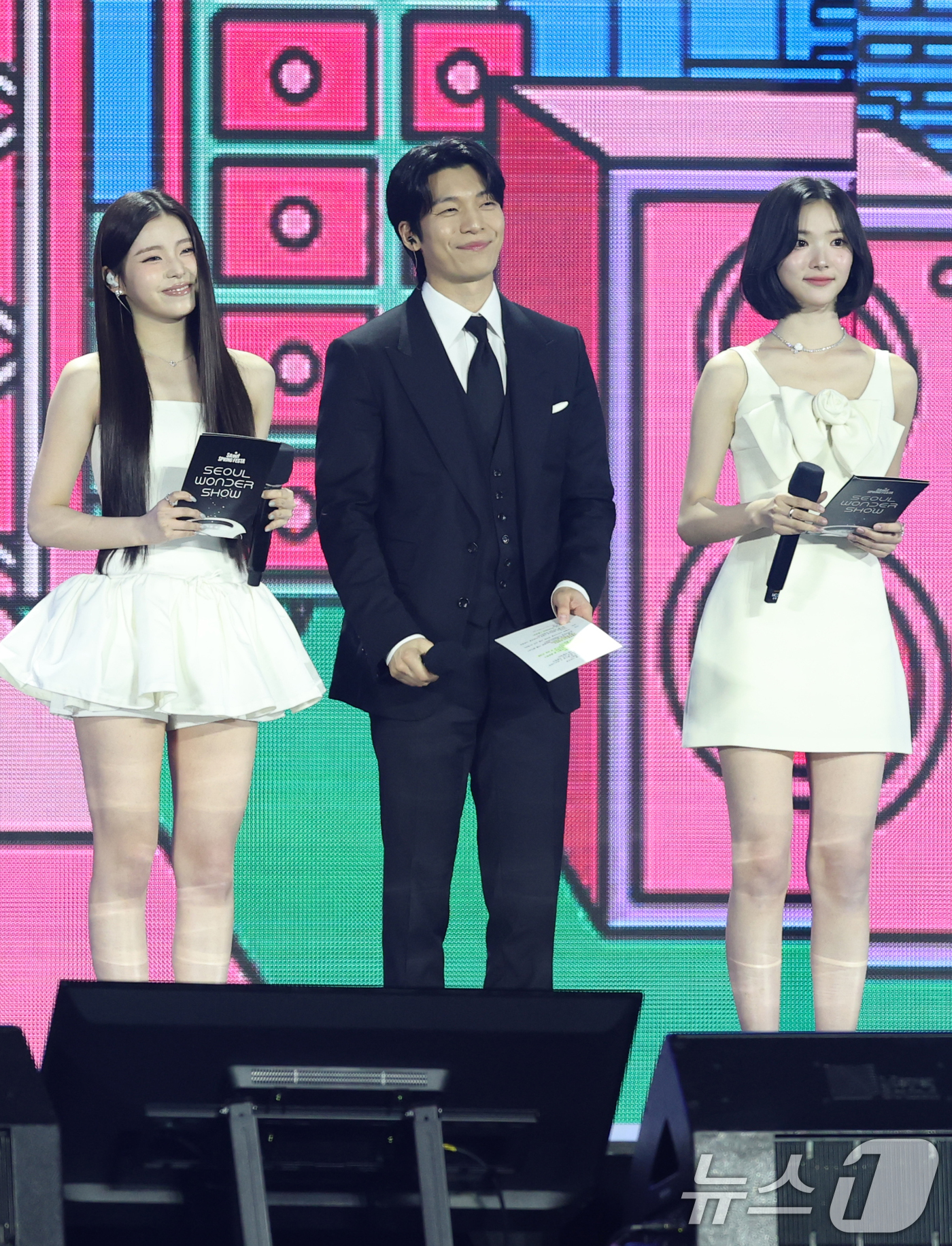 (서울=뉴스1) 권현진 기자 = 엔믹스 규진(왼쪽부터)와 배우 위하준, 하츠투하츠 지우가 30일 서울 마포구 상암 월드컵경기장에서 열린 ‘서울스프링페스타 WONDER SHOW’에 …