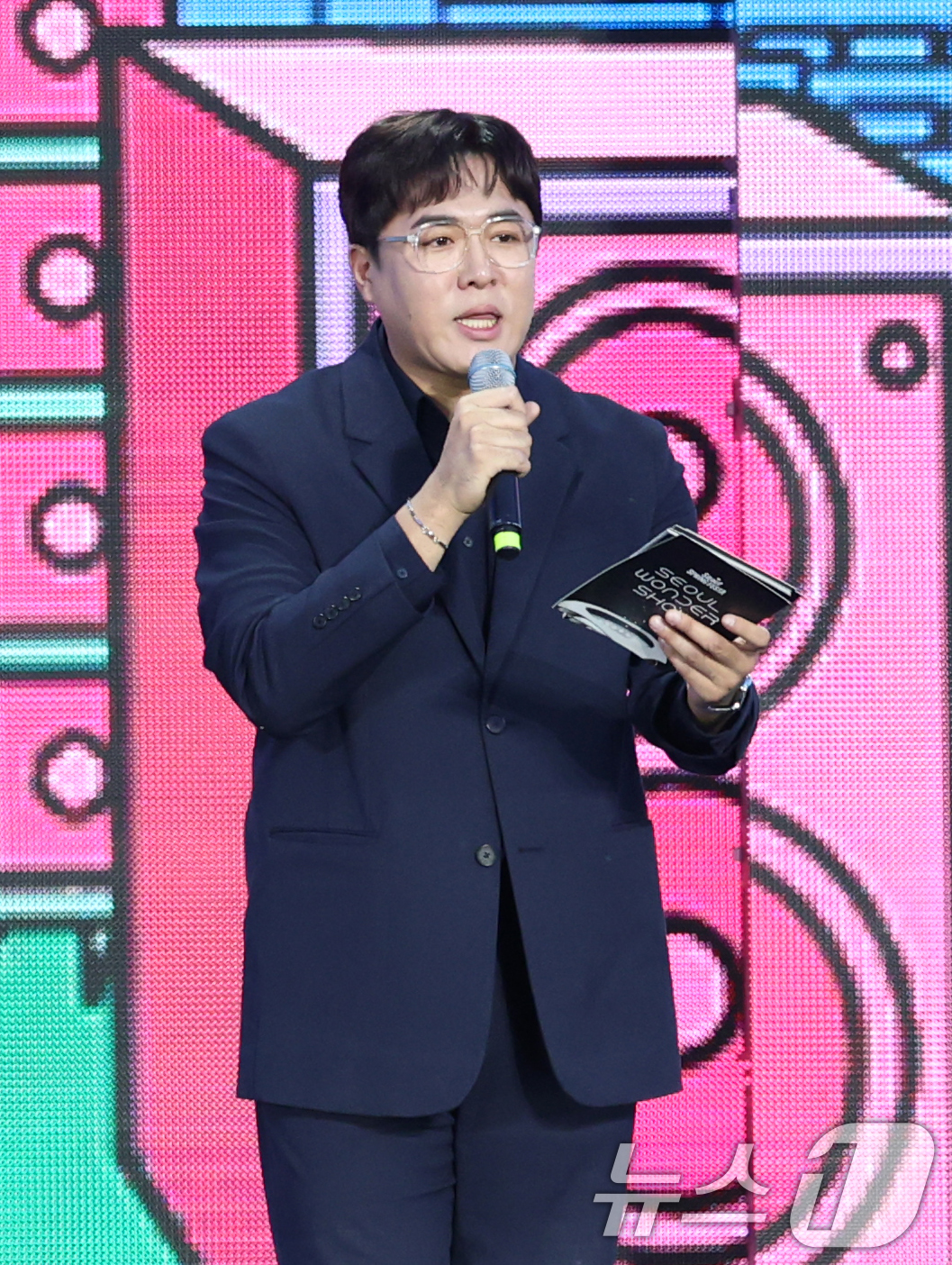 (서울=뉴스1) 권현진 기자 = MC배가 30일 서울 마포구 상암 월드컵경기장에서 열린 ‘서울스프링페스타 WONDER SHOW’에 출연해 진행을 하고 있다. 2025.4.30/뉴스 …