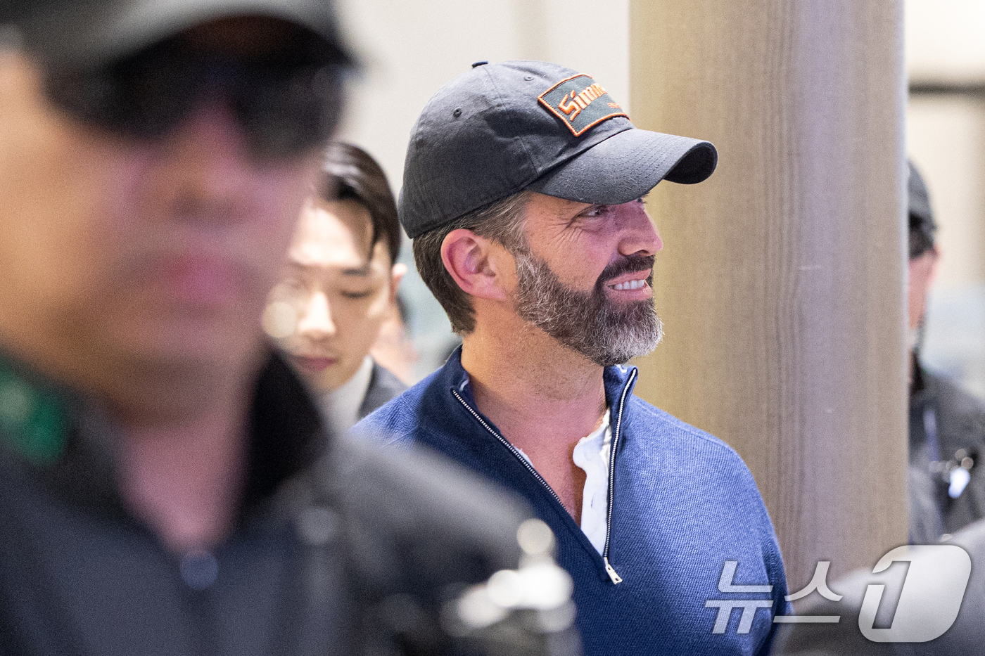 (인천공항=뉴스1) 이승배 기자 = 도널드 트럼프 미국 대통령의 장남 트럼프 주니어가 30일 오후 인천국제공항을 통해 출국하고 있다.정용진 신세계그룹 회장의 초청으로 한국을 방문했 …