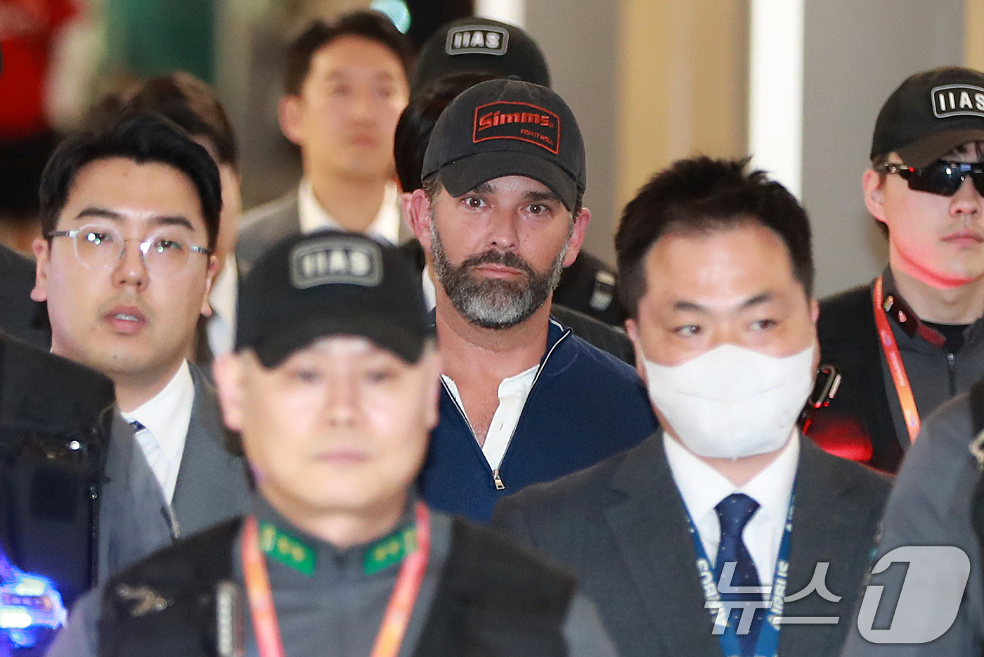 (인천공항=뉴스1) 이승배 기자 = 도널드 트럼프 미국 대통령의 장남 트럼프 주니어가 30일 오후 인천국제공항을 통해 출국하고 있다.정용진 신세계그룹 회장의 초청으로 한국을 방문했 …