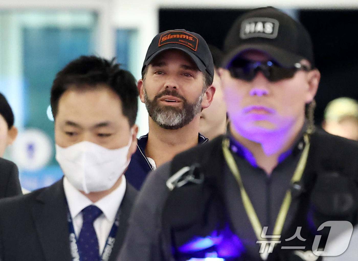 (인천공항=뉴스1) 이승배 기자 = 도널드 트럼프 미국 대통령의 장남 트럼프 주니어가 30일 오후 인천국제공항을 통해 출국하고 있다.정용진 신세계그룹 회장의 초청으로 한국을 방문했 …