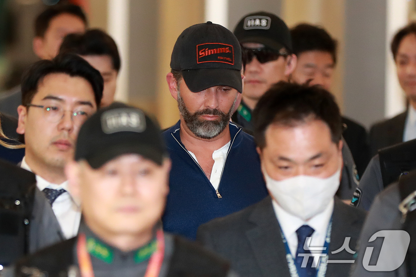 (인천공항=뉴스1) 이승배 기자 = 도널드 트럼프 미국 대통령의 장남 트럼프 주니어가 30일 오후 인천국제공항을 통해 출국하고 있다.정용진 신세계그룹 회장의 초청으로 한국을 방문했 …