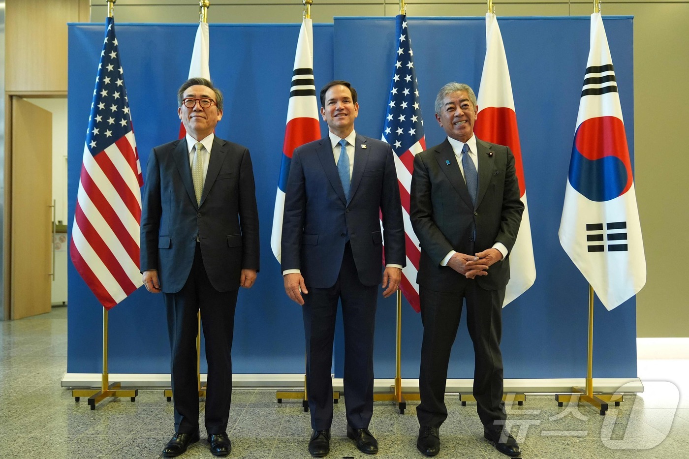 (브뤼셀 AFP=뉴스1) 정지윤 기자 = 3일(현지시간) 벨기에 브뤼셀에 있는 북대서양조약기구(NATO·나토) 본부에서 (왼쪽부터) 조태열 외교장관, 마코 루비오 미국 국무장관, …