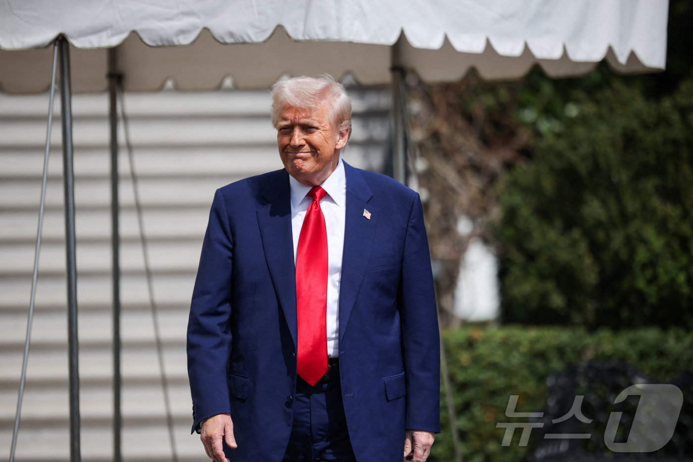 (워싱턴DC 로이터=뉴스1) 정지윤 기자 = 도널드 트럼프 미국 대통령이 3일(현지시간) 미국 워싱턴DC 백악관에서 플로리다주로 떠나는 마린원에 탑승하기 위해 이동하고 있다. 20 …