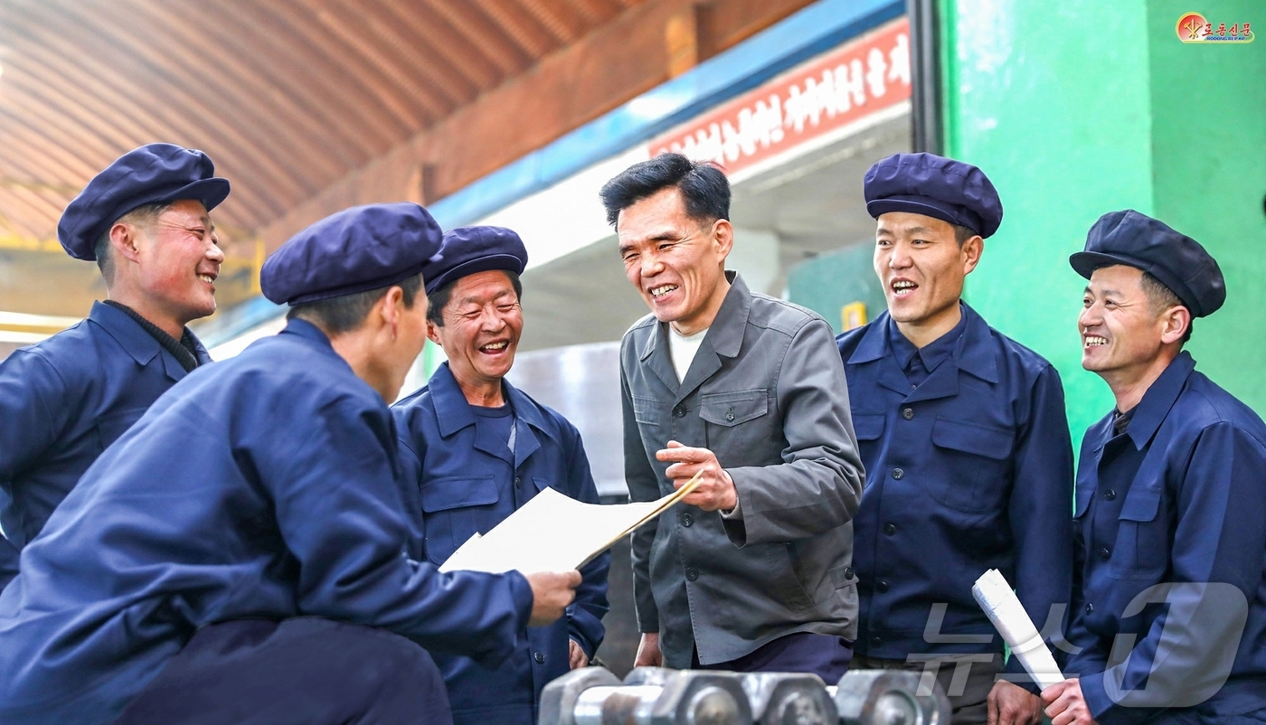 (평양 노동신문=뉴스1) = 북한 노동당 기관지 노동신문은 4일 단천광산기계공장 간부들이 대중들의 문제 해결 방도를 찾고 있다고 선전했다. [국내에서만 사용가능. 재배포 금지. D …