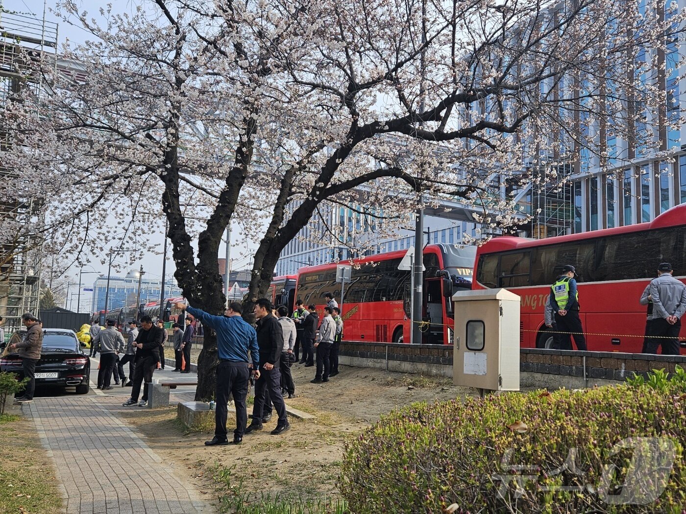 본문 이미지 - 충북도청 후문에서 대기 중인 경찰들 /뉴스1 ⓒ News1 이재규 기자