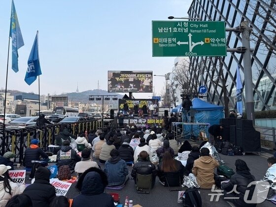 본문 이미지 - 4일 오전 7시쯤 서울 용산구 일신빌딩 앞 윤석열 대통령 탄핵 촉구 집회가 열리고 있다. 2025.4.4/뉴스1 ⓒ News1 김형준 기자