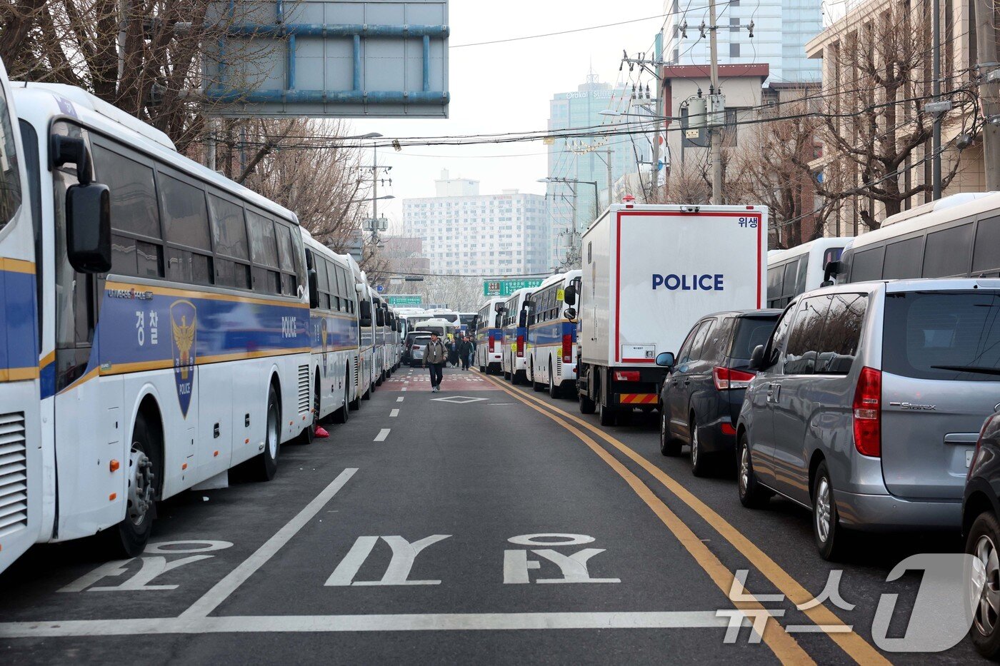 본문 이미지 - 윤석열 대통령의 탄핵심판 선고일인 4일 서울 종로구 헌법재판소 앞의 출입이 통제되고 있다. 2025.4.4/뉴스1 ⓒ News1 사진공동취재단