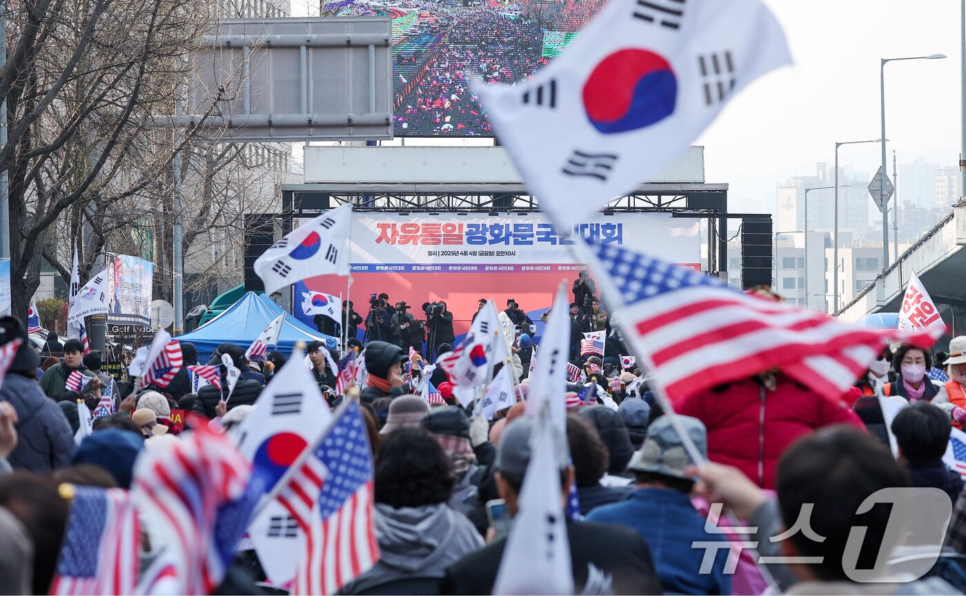 본문 이미지 - 윤석열 대통령 탄핵 선고일인 4일 서울 용산구 한남동 대통령 관저 앞에서 자유통일당 관계자 및 윤석열 대통령 지지자들이 탄핵 기각을 촉구하고 있다. 2025.4.4/뉴스1 ⓒ News1 김성진 기자