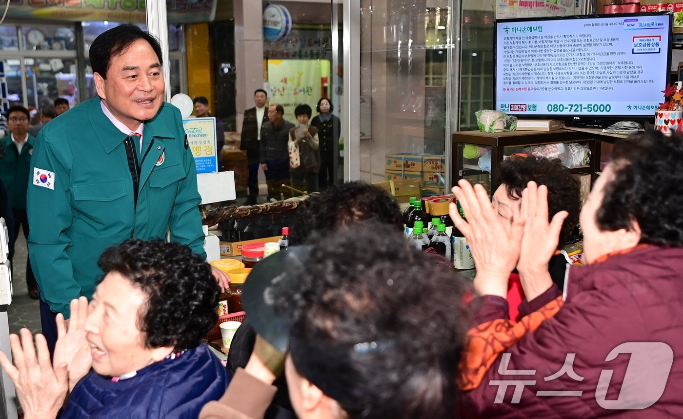 (김천=뉴스1) 정우용 기자 = 배낙호 김천시장이 취임 첫날인 3일 전통시장을 찾아 상인들의 목소리를 듣는 등 민생 살피기를 하고 있다.  (김천시 제공. 재판매 및 DB금지) 2 …