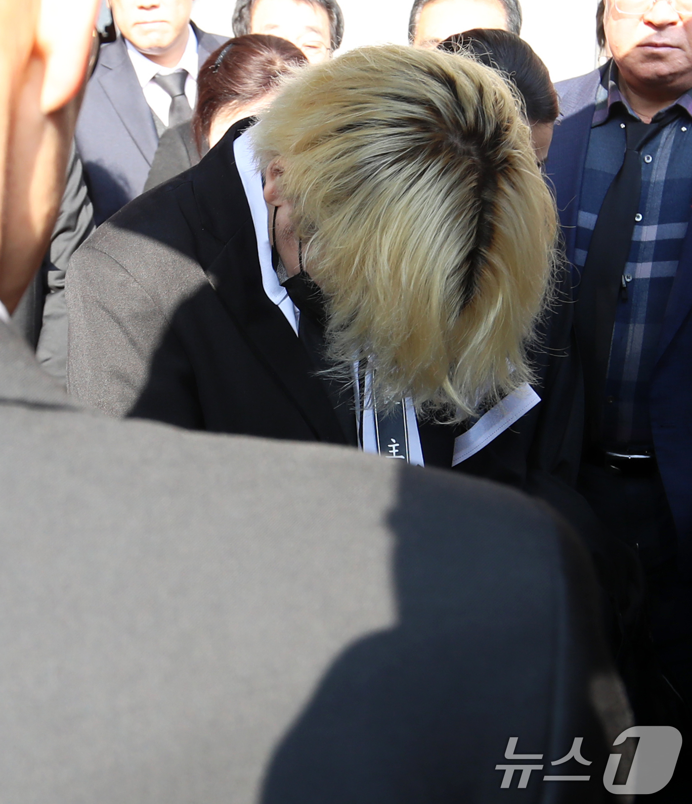 (부산=뉴스1) 윤일지 기자 = 래퍼 노엘(본명 장용준)이 4일 오전 부산 해운대백병원 장례식장에서 엄수된 아버지 고(故) 장제원 전 국민의힘 의원의 발인식에서 고개 숙여 슬퍼하고 …