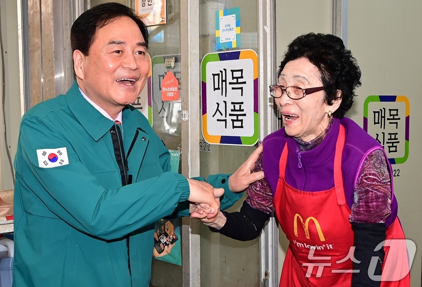 (김천=뉴스1) 정우용 기자 = 배낙호 김천시장이 취임 첫날인 3일 전통시장을 찾아 상인들의 목소리를 듣는 등 민생 살피기를 하고 있다.  (김천시 제공. 재판매 및 DB금지) 2 …