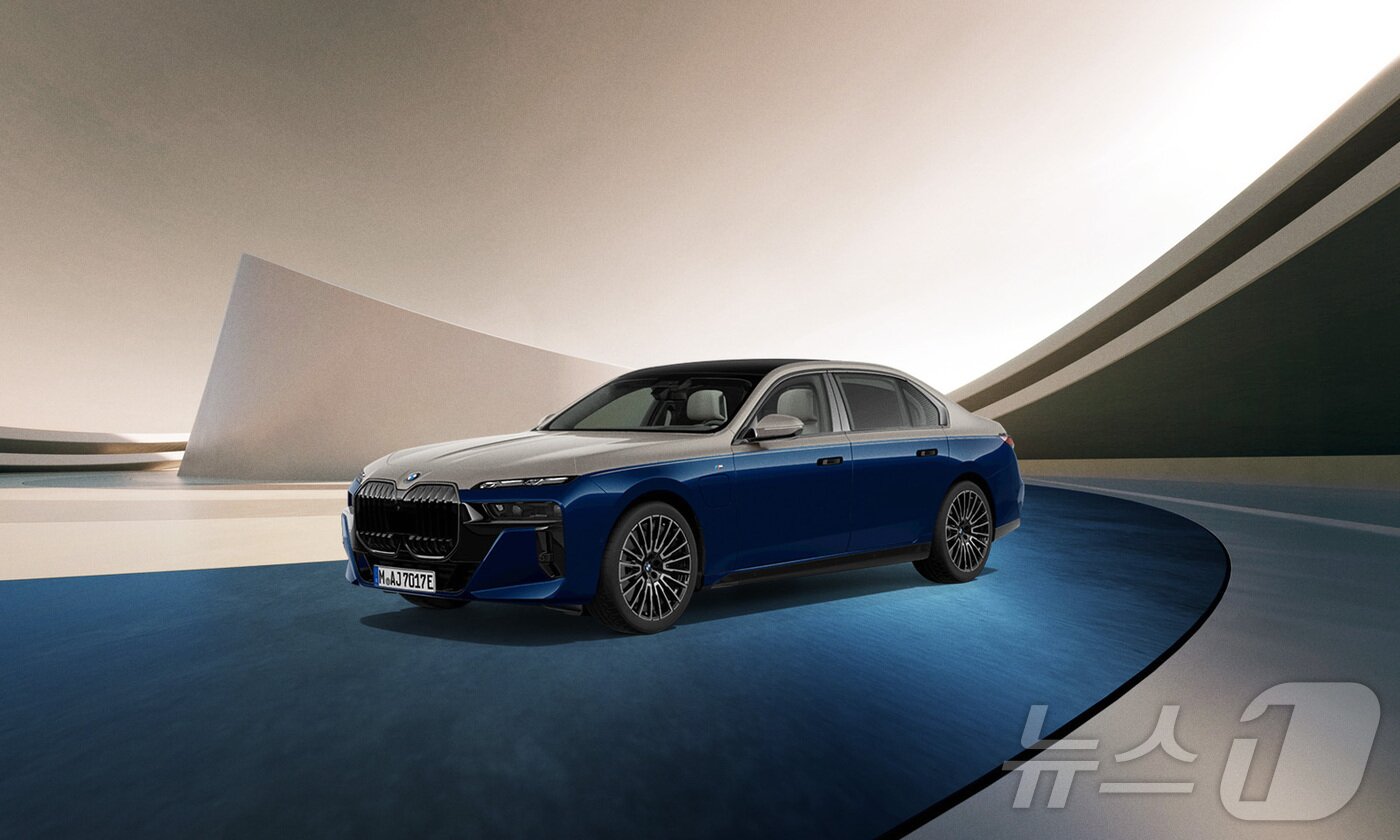 본문 이미지 - BMW 750e xDrive M 스포츠 프로 인디비주얼 투톤 모리셔스 블루 에디션