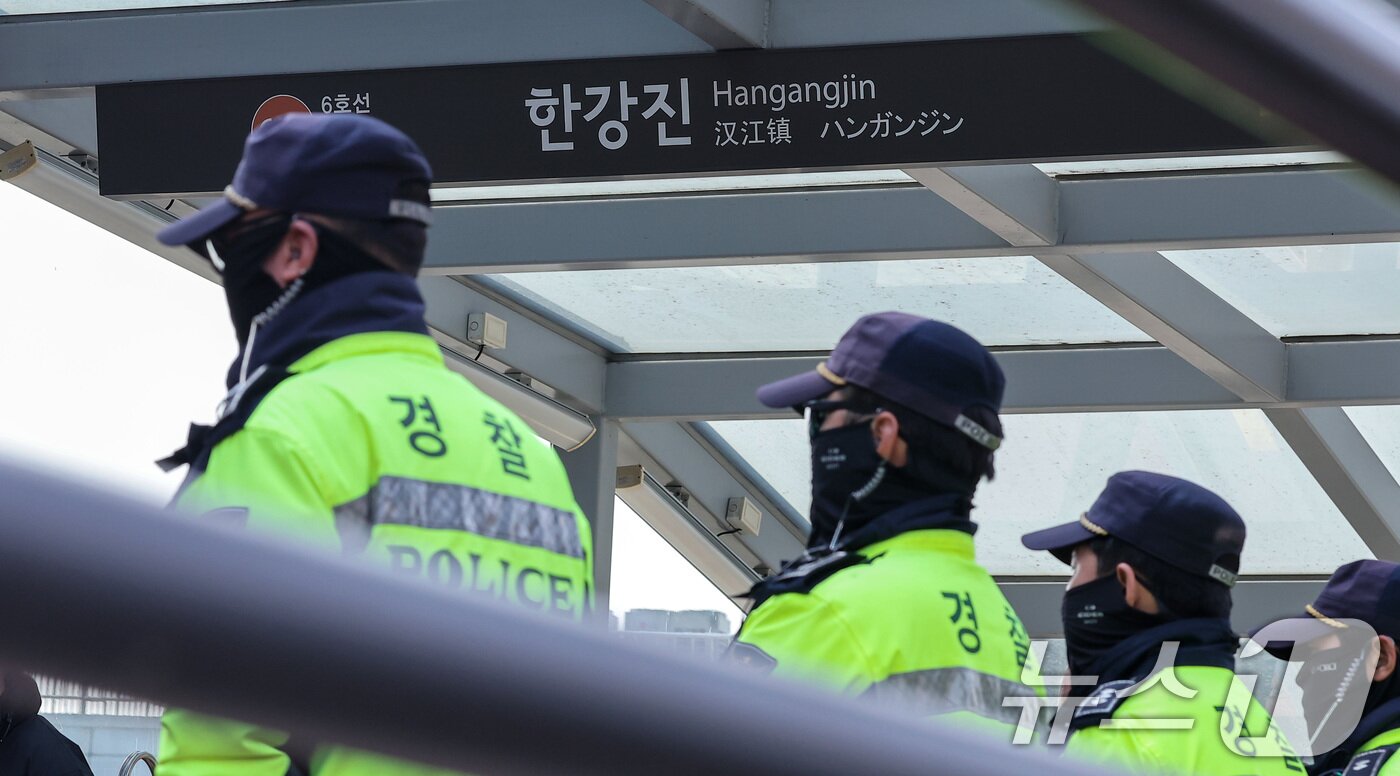 본문 이미지 - 윤석열 대통령의 탄핵 심판 선고일인 4일 서울 용산구 한강진역이 무정차 통과를 실시하며 출입이 통제되고 있다. 2025.4.4/뉴스1 ⓒ News1 김성진 기자