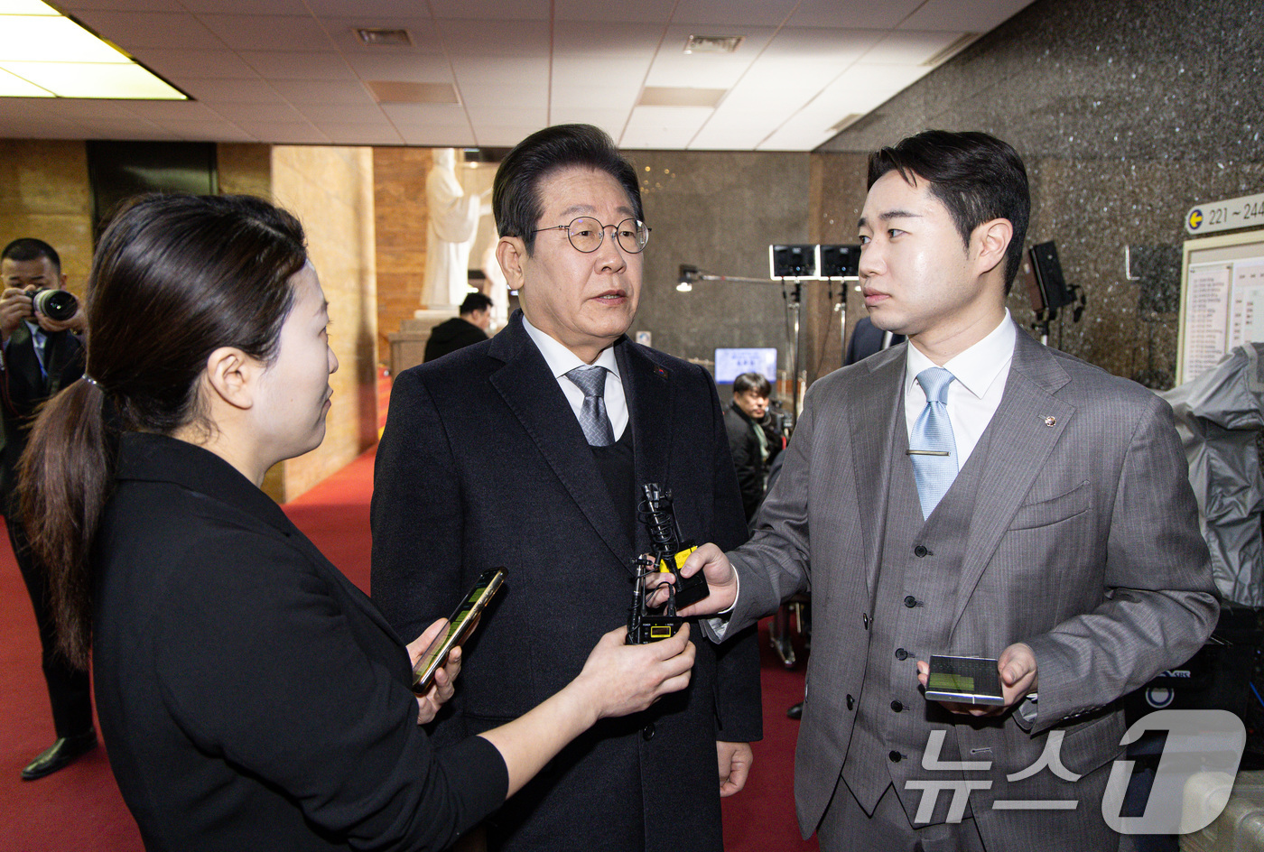 (서울=뉴스1) 이재명 기자 = 윤석열 대통령에 대한 탄핵 심판 선고일인 4일 오전 권영세 국민의힘 비상대책위원장이 서울 여의도 국회로 출근하고 있다. 2025.4.4/뉴스1