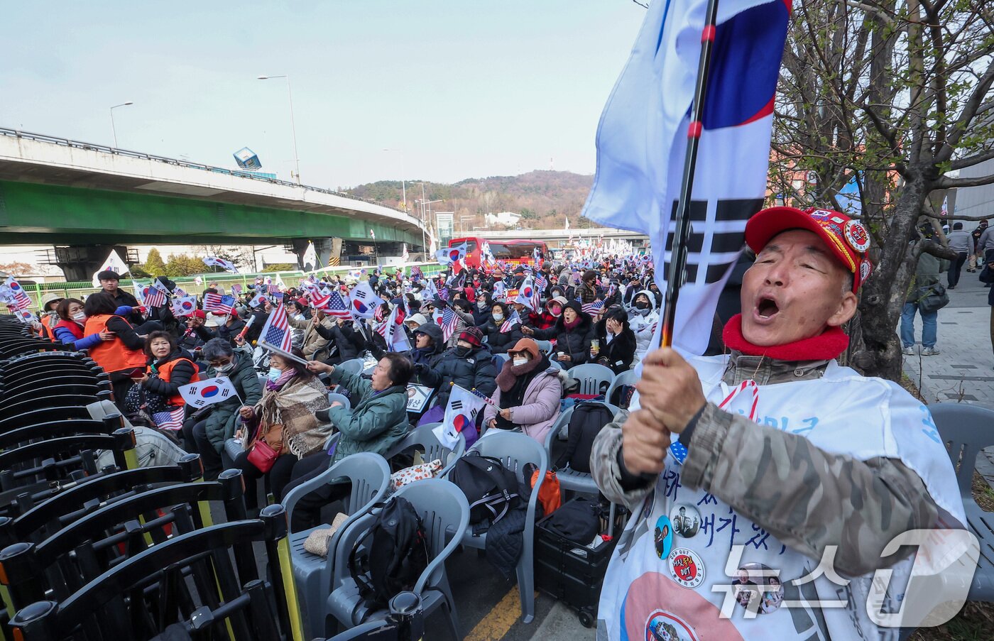 본문 이미지 - 윤석열 대통령의 탄핵 심판 선고일인 4일 서울 용산구 한남동 대통령 관저 앞에서 자유통일당 관계자 및 윤석열 대통령 지지자들이 탄핵 기각을 촉구하고 있다. 2025.4.4/뉴스1 ⓒ News1 김성진 기자
