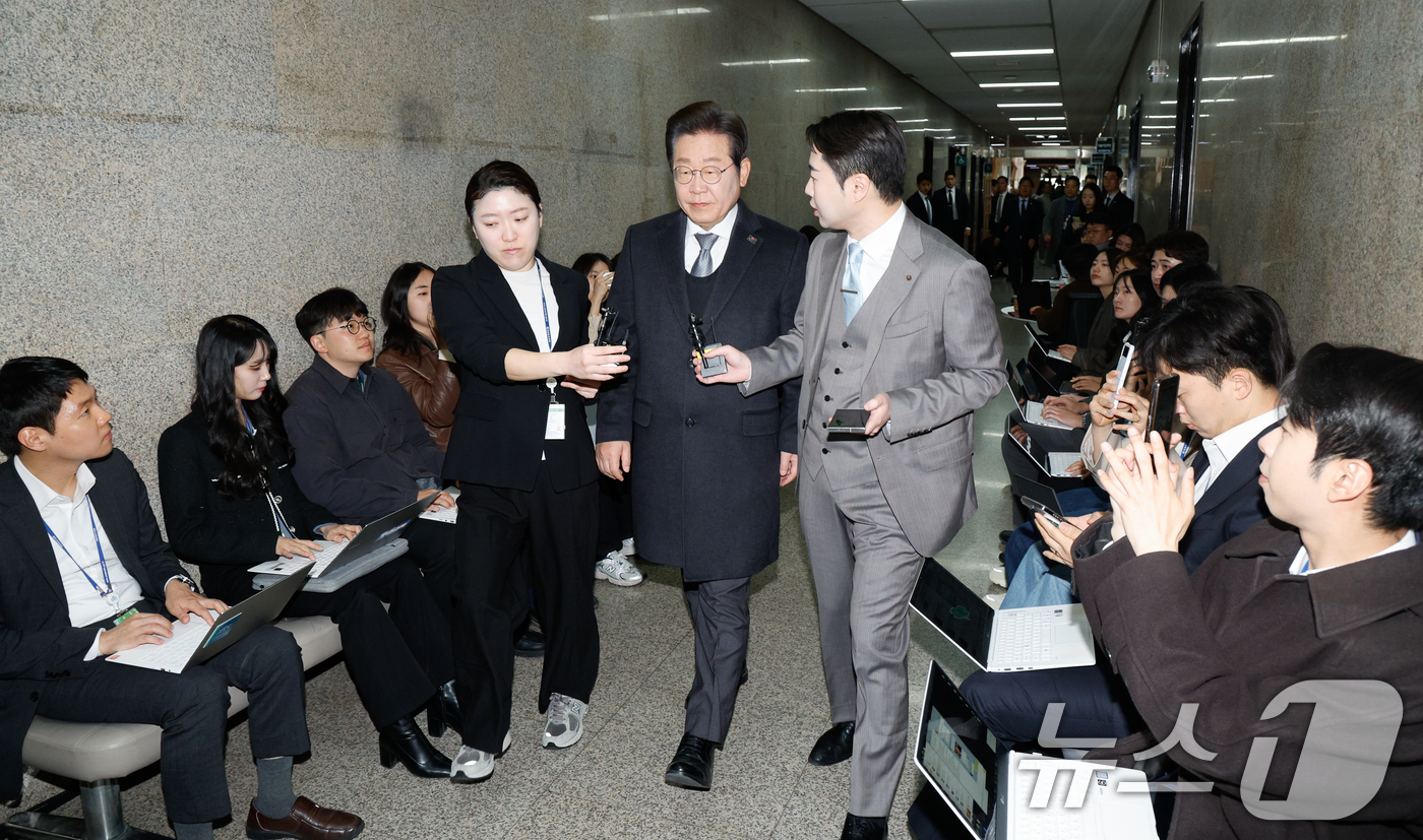 (서울=뉴스1) 안은나 기자 = 이재명 더불어민주당 대표가 윤석열 대통령 탄핵 심판 선고일인 4일 오전 서울 여의도 국회에서 열린 비공개 최고위원회의에 입장하고 있다. 2025.4 …