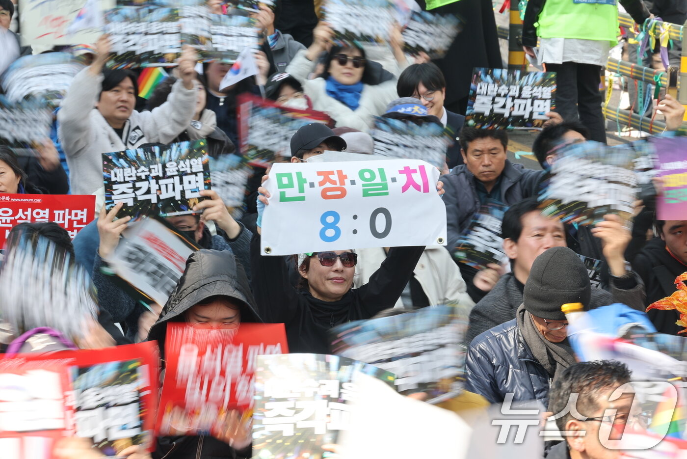 본문 이미지 - 윤석열 탄핵안 선고일인 4일 오전 서울 종로구 안국역 인근에서 열린 탄핵 촉구 집회 참가자들이 구호를 외치고 있다. 2025.4.4/뉴스1 ⓒ News1 이승배 기자