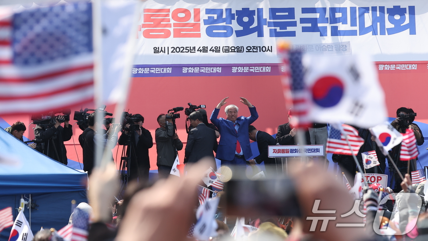 (서울=뉴스1) 김성진 기자 = 윤석열 대통령의 탄핵 심판 선고일인 4일 서울 용산구 한남동 대통령 관저 앞에서 자유통일당 전광훈 목사가 탄핵 기각을 촉구하며 지지자들에게 인사하고 …