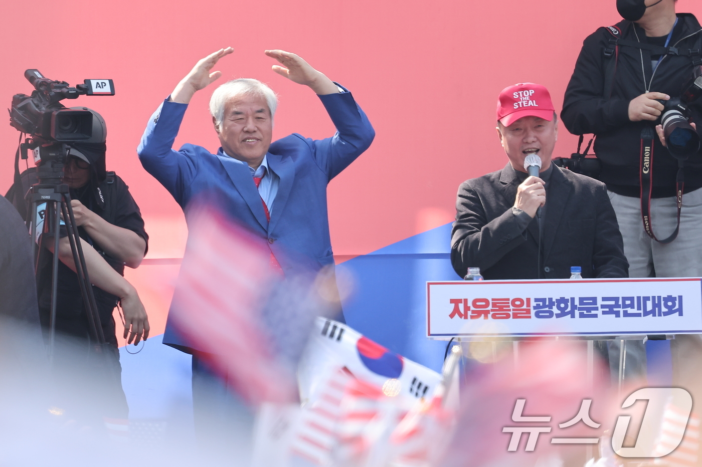 (서울=뉴스1) 김성진 기자 = 윤석열 대통령의 탄핵 심판 선고일인 4일 서울 용산구 한남동 대통령 관저 앞에서 자유통일당 전광훈 목사가 윤석열 대통령 탄핵 기각을 촉구하며 지지자 …