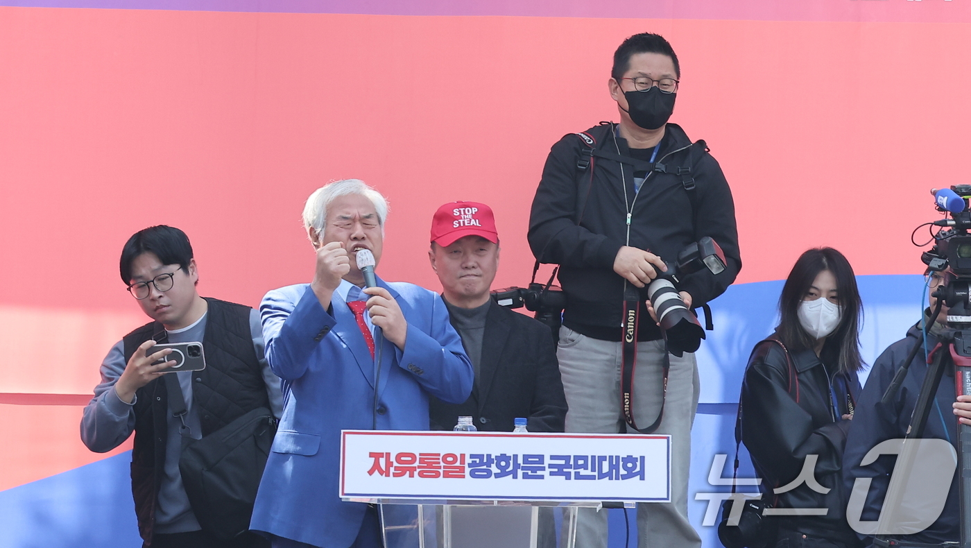 (서울=뉴스1) 김성진 기자 = 윤석열 대통령의 탄핵 심판 선고일인 4일 서울 용산구 한남동 대통령 관저 앞에서 자유통일당 전광훈 목사가 윤석열 대통령 탄핵 기각을 촉구하며 지지자 …