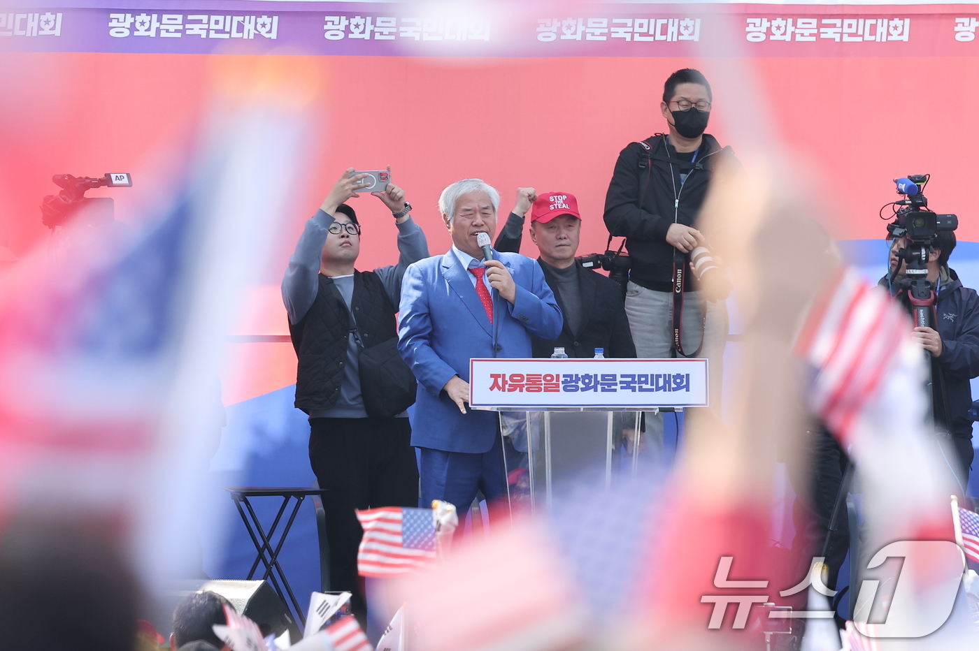 (서울=뉴스1) 김성진 기자 = 윤석열 대통령의 탄핵 심판 선고일인 4일 서울 용산구 한남동 대통령 관저 앞에서 자유통일당 전광훈 목사가 윤석열 대통령 탄핵 기각을 촉구하며 지지자 …