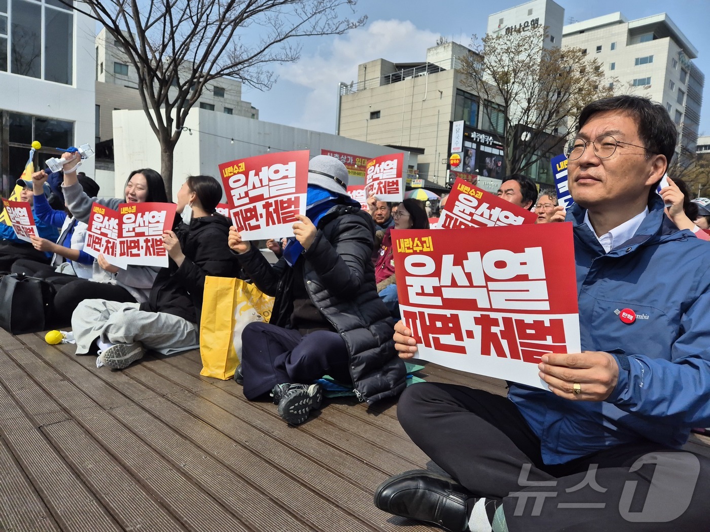 (강릉=뉴스1) 윤왕근 기자 = 헌법재판소의 윤석열 대통령 탄핵 심판 선고일인 4일 강원 강릉시 임당동 강릉월화거리에서 '윤석열 즉각 퇴진 사회대개혁 강릉비상행동'이 주최한 탄핵심 …