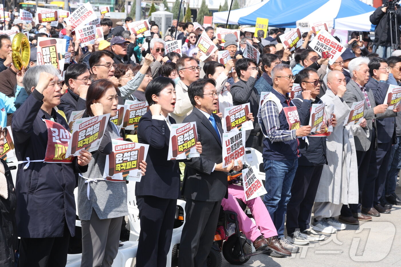 본문 이미지 - 헌법재판소의 윤석열 대통령 탄핵 선고를 앞둔 4일 오전 광주 동구 5·18 민주광장에 광주시민들이 탄핵 심판 결과를 지켜보고 있다. 2025.4.4/뉴스1 ⓒ News1 김태성 기자