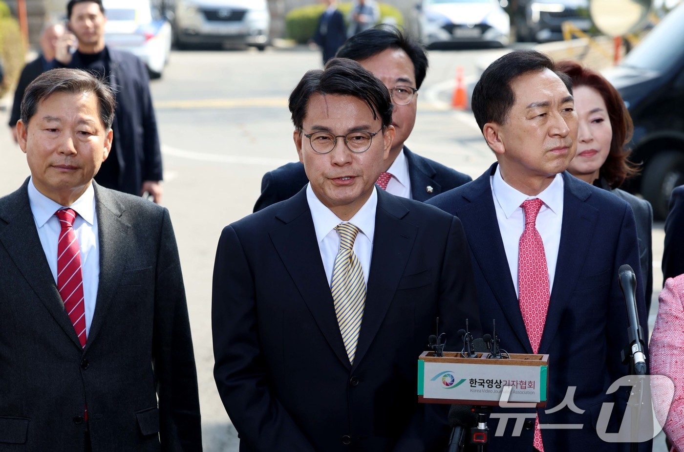 (서울=뉴스1) 사진공동취재단 = 윤석열 대통령의 탄핵심판 선고일인 4일 서울 종로구 헌법재판소에서 윤상현 국민의힘 의원이 심판정으로 들어서기 앞서 발언하고 있다. 2025.4.4 …