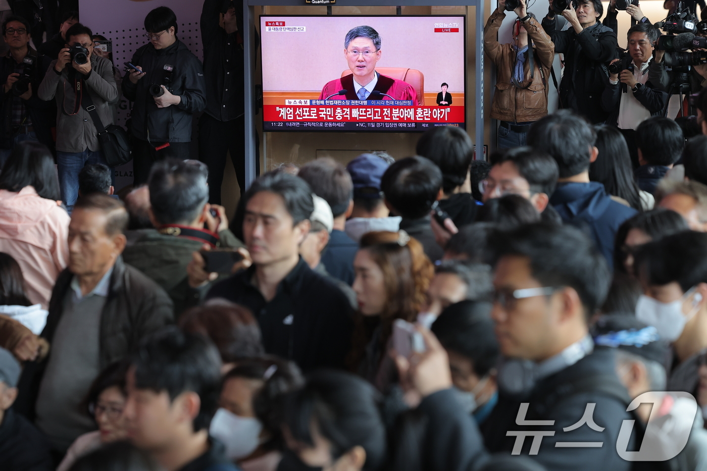 (서울=뉴스1) 박정호 기자 = 윤석열 대통령 탄핵심판 선고일인 4일 서울 용산구 한강대로 서울역 대합실에서 시민들이 헌법재판소의 탄핵심판 선고 생중계를 시청하고 있다. 2025. …