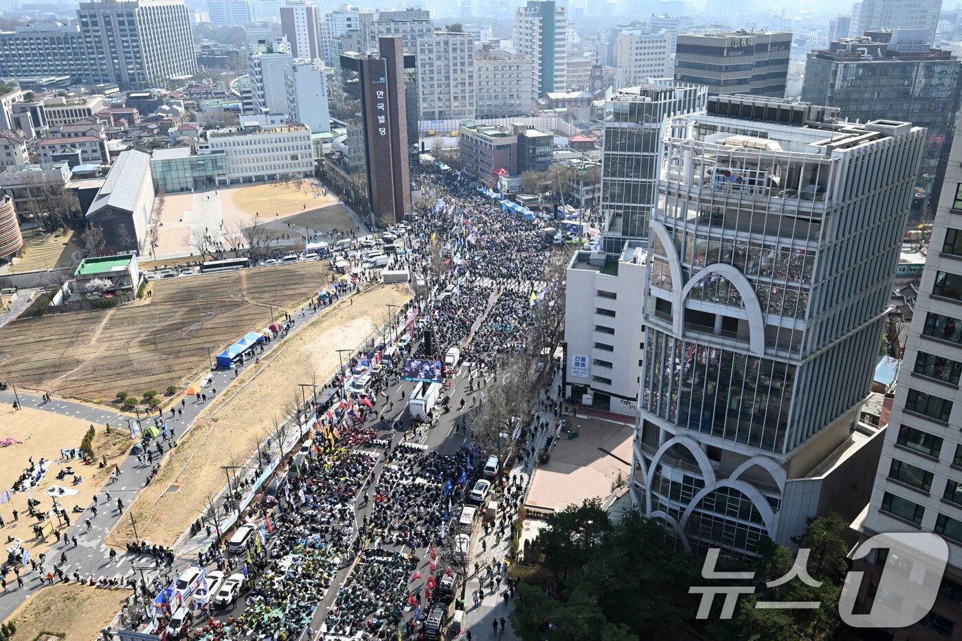 본문 이미지 - 4일 서울 종로구 안국동사거리 일대에서 윤석열 대통령 탄핵에 찬성하는 시민들이 모여 선고를 기다리고 있다. 사진공동취재단 2025.4.4 ⓒ News1 사진공동취재단