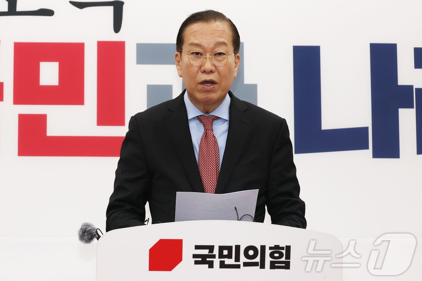 본문 이미지 - 권영세 국민의힘 비상대책위원장이 4일 오전 서울 여의도 국회에서 헌법재판소의 윤석열 대통령 탄핵심판 선고 결과와 관련해 입장을 밝히고 있다. 2025.4.4/뉴스1 ⓒ News1 이광호 기자