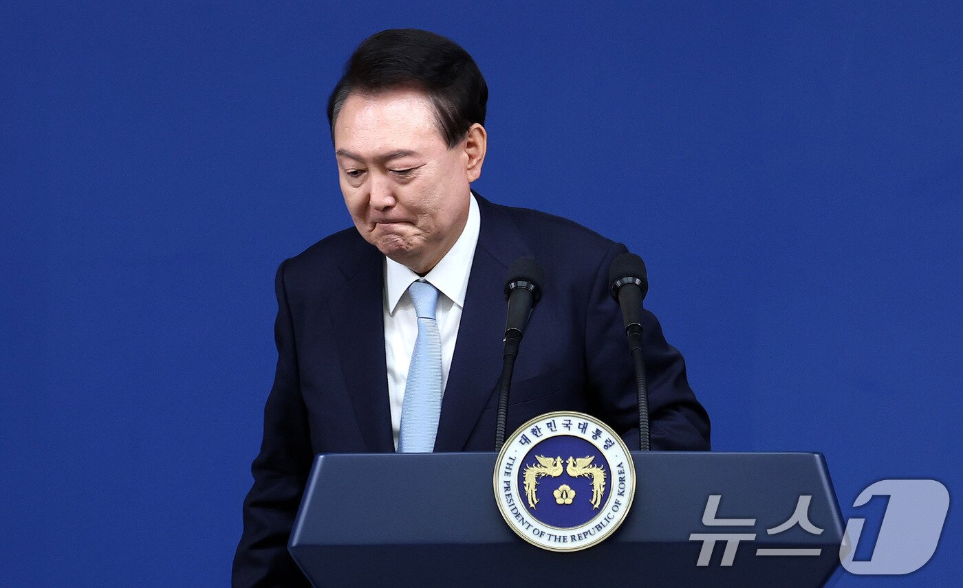 본문 이미지 - 윤석열 대통령이 4일 헌법재판소가 대통령 탄핵을 인용하면서 파면됐다. 사진은 윤석열 대통령이 지난24년 11월 7일 서울 용산 대통령실 청사 브리핑실에서 대국민 담화 및 기자회견을 마친 뒤 퇴장하는 모습. (뉴스1 DB)2025.4.4/뉴스1 ⓒ News1 박지혜 기자