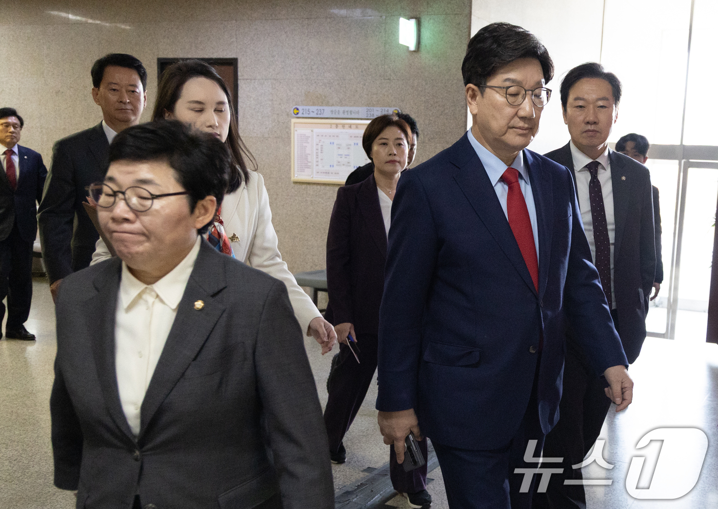 (서울=뉴스1) 이재명 기자 = 권성동 국민의힘 원내대표가 4일 오전 서울 여의도 국회에서 열린 비상대책위원회의에서 윤석열 대통령에 대한 탄핵 심판 선고 생중계를 지켜본 뒤 굳은 …