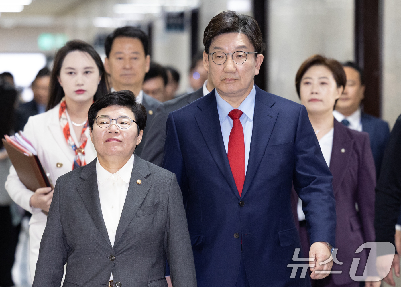 (서울=뉴스1) 이재명 기자 = 권성동 국민의힘 원내대표가 4일 오전 서울 여의도 국회에서 열린 비상대책위원회의에서 윤석열 대통령에 대한 탄핵 심판 선고 생중계를 지켜본 뒤 굳은 …