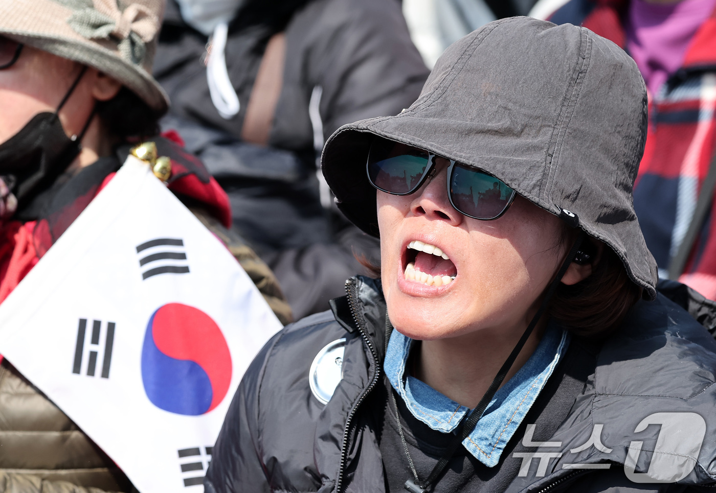 (서울=뉴스1) 김성진 기자 = 윤석열 대통령의 탄핵 심판이 인용된 4일 서울 용산구 한남동 대통령 관저 앞에서 자유통일당 관계자 및 윤석열 대통령 지지자들이 오열하고 있다.이날 …