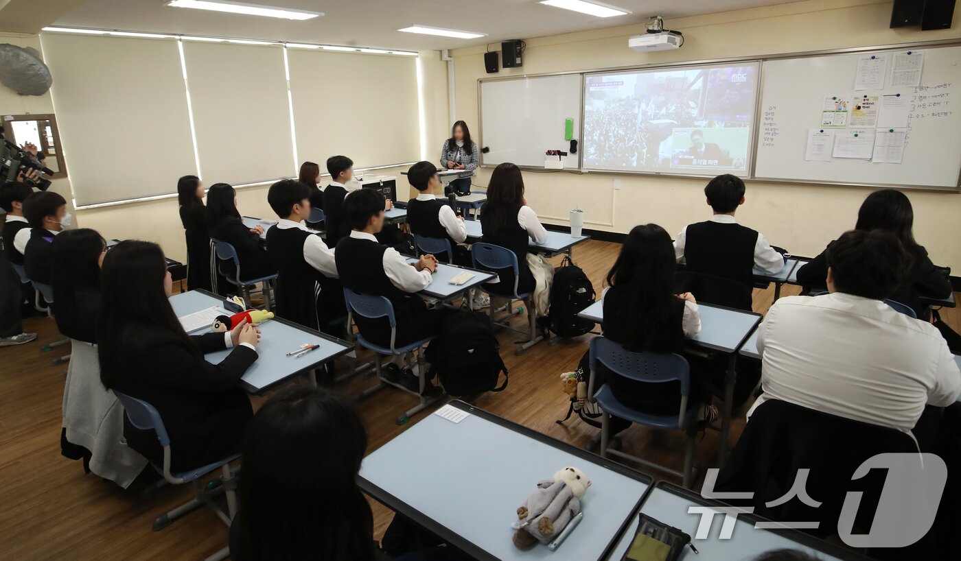 본문 이미지 - 윤석열 대통령 탄핵 심판 선고일인 4일 부산 서구 한 고등학교에서 윤 대통령 탄핵 심판 선고 생중계를 지켜보던 학생이 두 손을 모으고 헌법재판소의 탄핵인용 선고를 지켜보고 있다. 2025.4.4/뉴스1 ⓒ News1 윤일지 기자