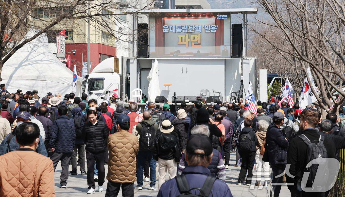 (서울=뉴스1) 장수영 기자 = 윤석열 대통령 탄핵심판 선고일인 4일 서울 중구 세종대로사거리에서 탄핵 반대 집회 참석자들이 헌법재판소의 대통령 파면 인용 생중계를 시청하고 있다. …