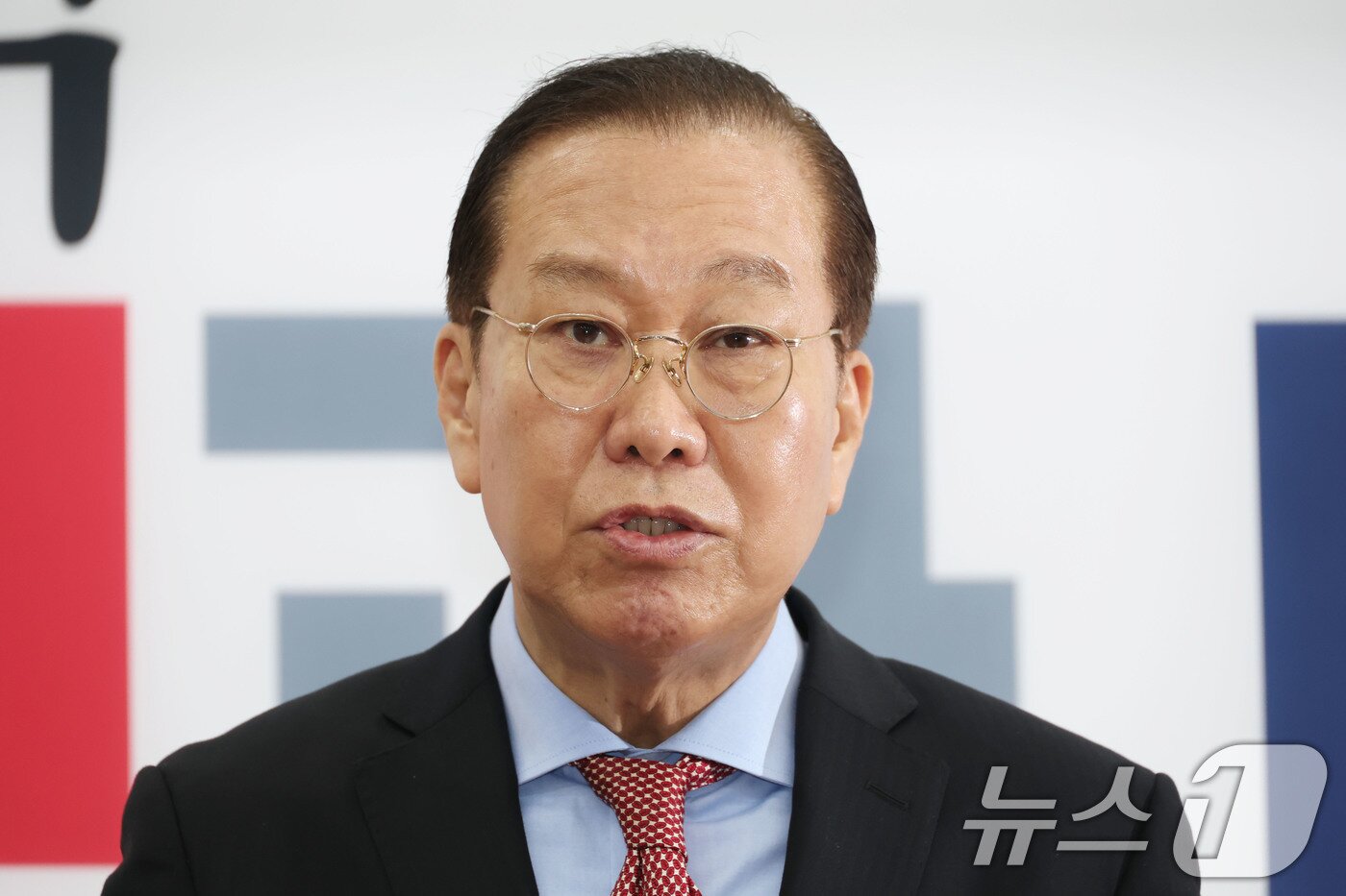 본문 이미지 - 권영세 국민의힘 비상대책위원장이 4일 오전 서울 여의도 국회에서 헌법재판소의 윤석열 대통령 탄핵심판 선고 결과와 관련해 입장을 밝히고 있다. 2025.4.4/뉴스1 ⓒ News1 이광호 기자