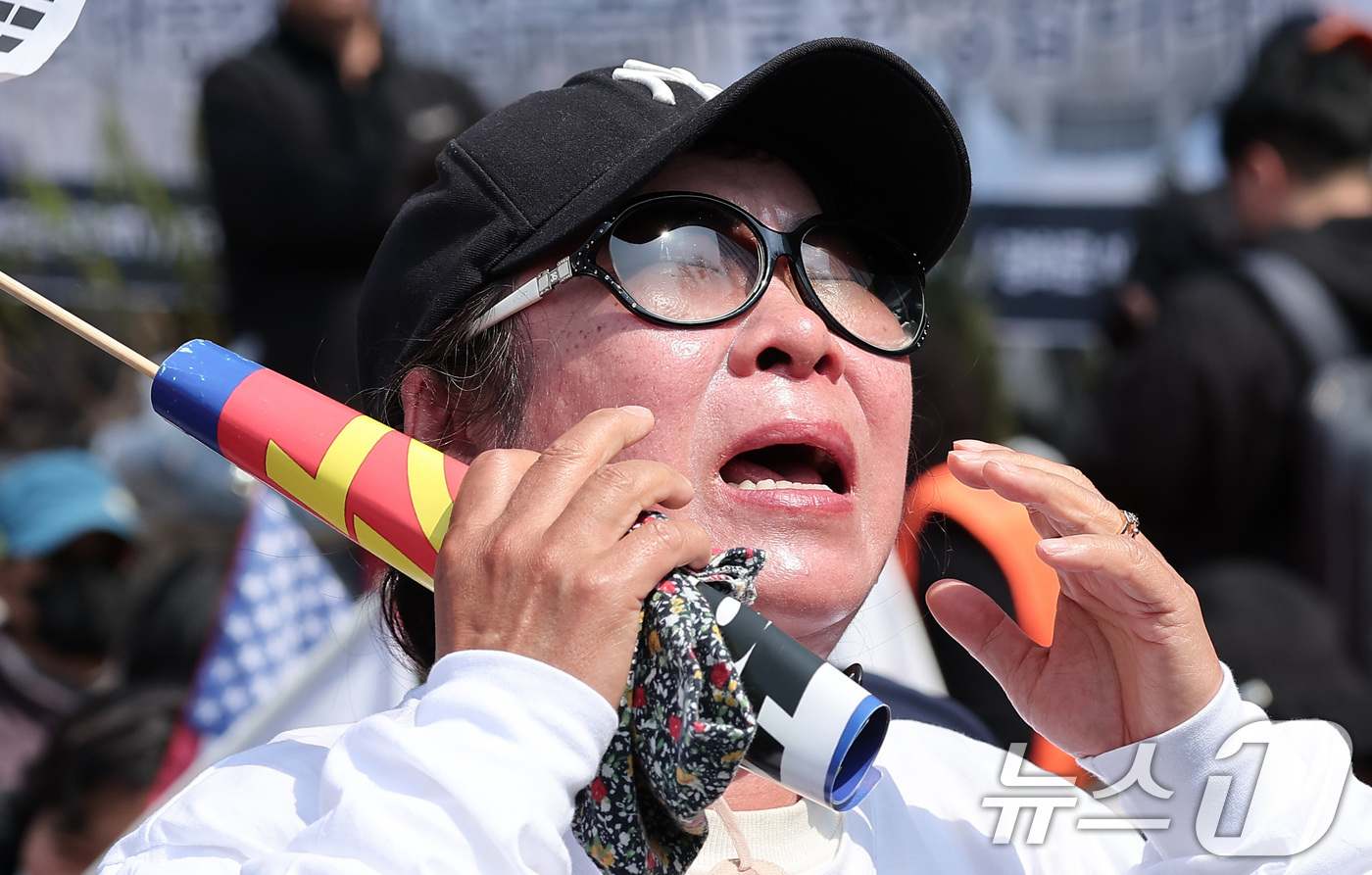 (서울=뉴스1) 김성진 기자 = 윤석열 대통령의 탄핵 심판이 인용된 4일 서울 용산구 한남동 대통령 관저 앞에서 자유통일당 관계자 및 윤석열 대통령 지지자들이 오열하고 있다.이날 …